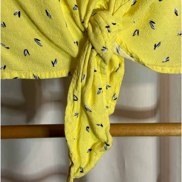 Buffalo David Bitton Tie Front Top Crochet Shoulder Sleeve Trim Short Sleeve - Picture 4 of 5